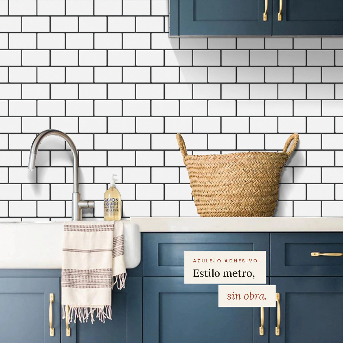 Cocina con azulejo adhesivo estilo metro blanco con junta negra y muebles azules