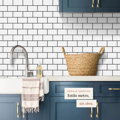 Cocina con azulejo adhesivo estilo metro blanco con junta negra y muebles azules