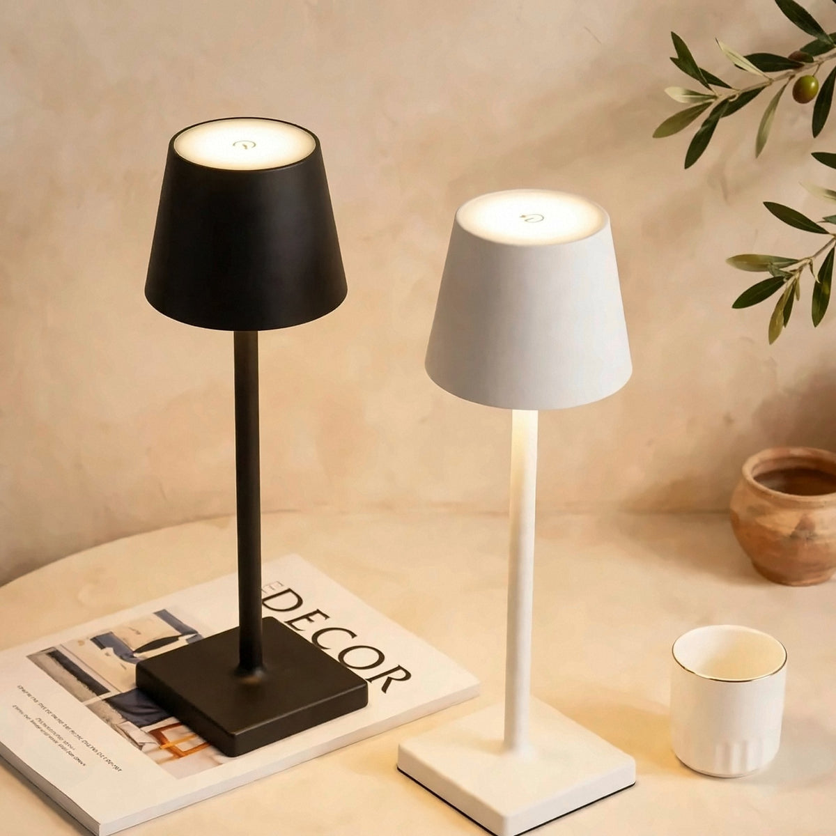 Lámpara LED portátil sin cables en negro y en blanco, encendidas una junto a la otra