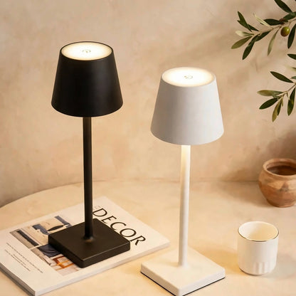 Lámpara LED portátil sin cables en negro y en blanco, encendidas una junto a la otra