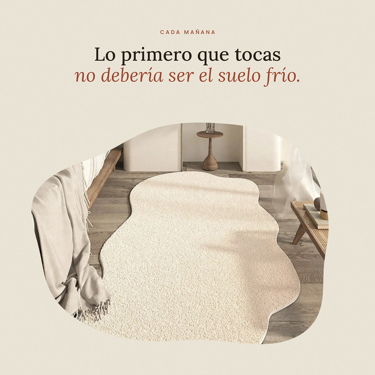 Alfombra crema de forma orgánica junto a la cama en un dormitorio